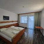 לינה וארוחת בוקר Haus Kaernten 3*